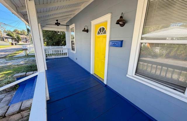 Charming 3 Bedroom, 2 Bathroom Home within walking distance to Historic Downtown.