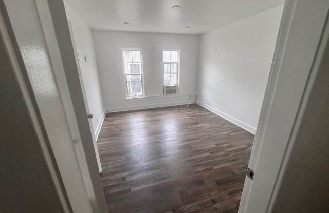 1261 1/2 S Plymouth Blvd