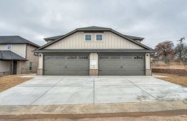 Spacious 4 Bedroom 2 Bath Duplex in Oakdale Schools - Lawn Care Included