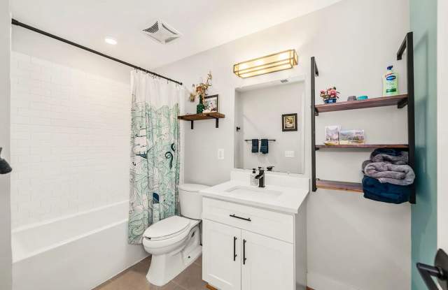 Sunny 1 bed + den 870 sq ft in heart of Petworth!