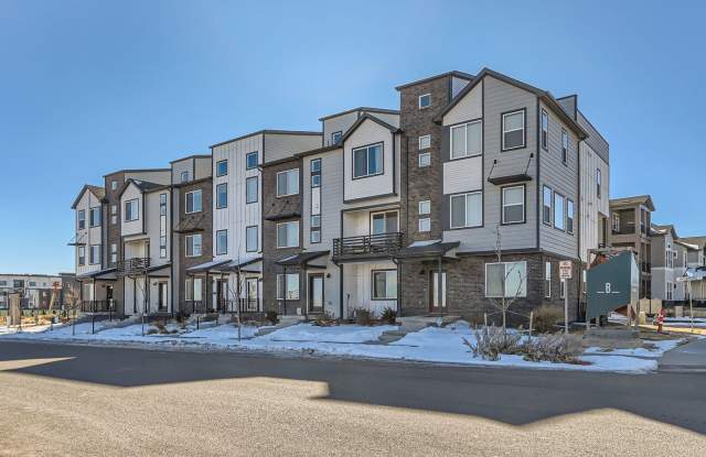 Spacious 3BR Townhome in Broomfield - ROOFTOP DECK  ULTRA CONVENIENT LOCATION!
