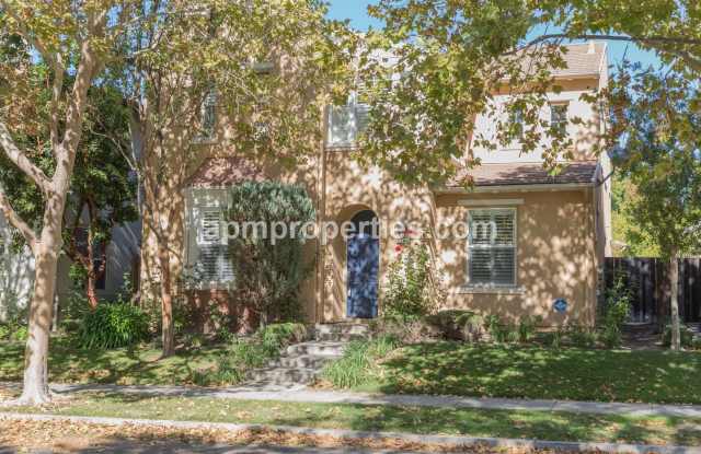 Upscale 3 Bedroom + Den, 4 bath, Detached Cottage, in Gale Ranch!