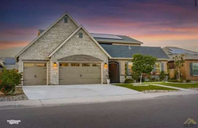 Stunning 5BR House in Bakersfield