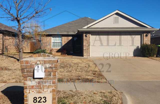 3 bedroom home available in Purcell!