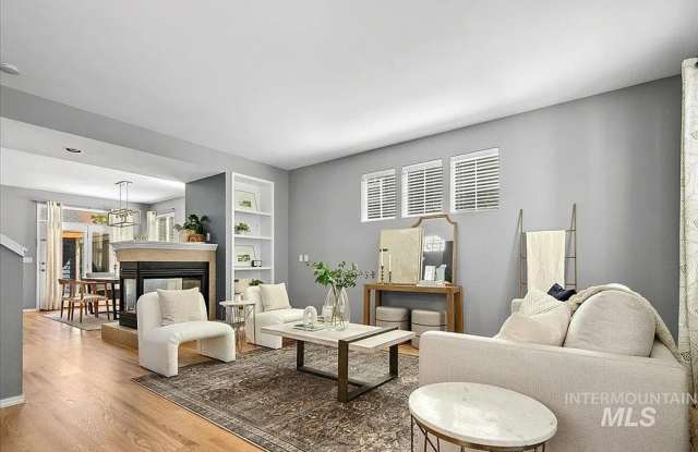 Charming 3 bedroom 2.5 bathroom in Desirable Area!