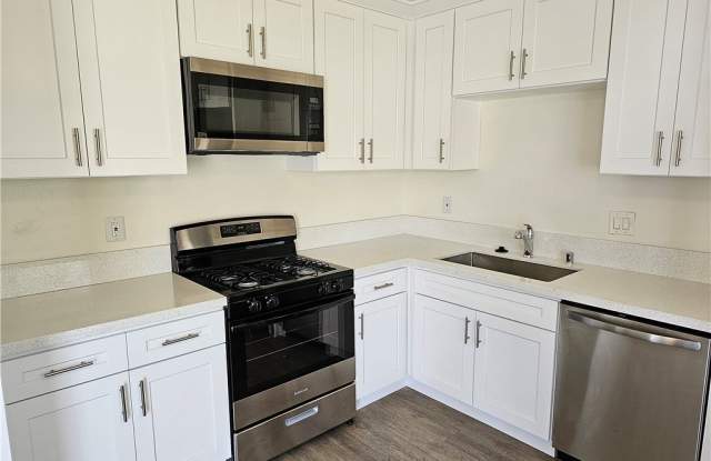 2306 Vanderbilt Lane