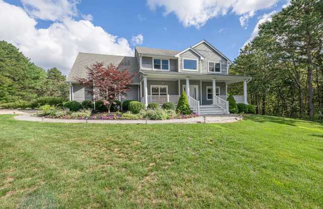 18 LAKESIDE LN