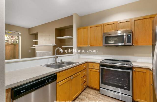 Three Bedroom Townhouse with Luxury Amenities in Aloha! DEPOSIT SPECIAL