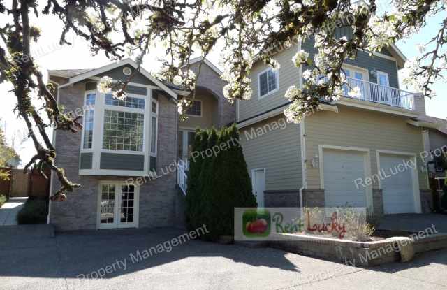 Photo of UNIQUE  GORGEOUS!! HUGE 5+ Bedroom Home in Convenient Seatac Location!