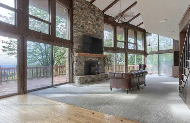 Secluded 3 Bedroom 4 Bath Home