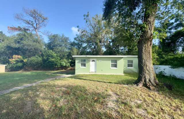 Photo of Charming Two Bedroom, One Bath Single Family Home Nestled in Leesburg FL!