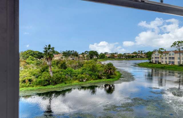Spacious 3 bedroom, 2 bath condo with a lake view in Palmer Ranch
