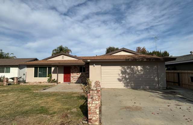 West Visalia Home near Shopping Center!