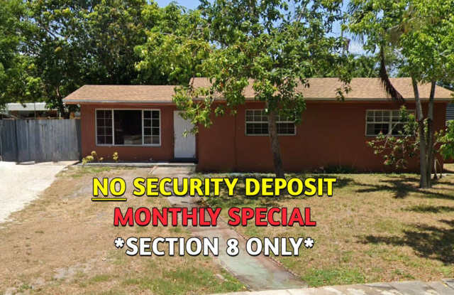 Nice 4-2 House with Central AC & Backyard