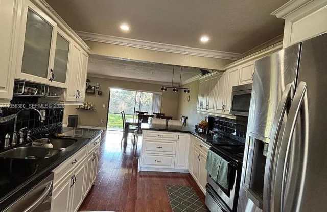 232 Lakeside Circle, Sunrise, FL 33326