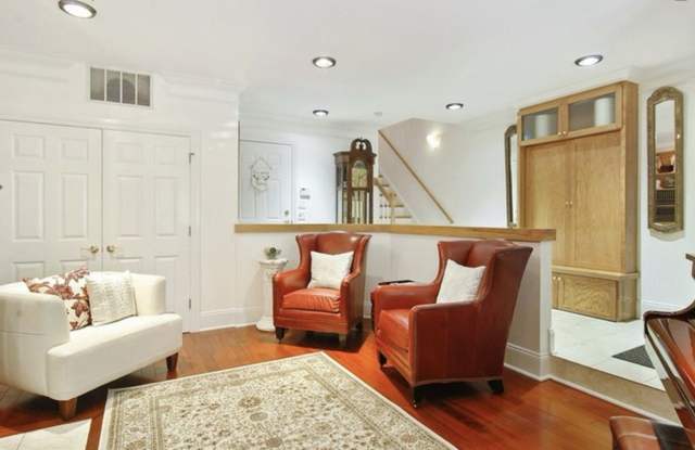 1413 S Prairie Avenue