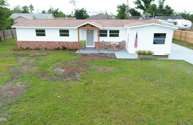 PET FRIENDLY! Charming 3 Bedroom, 3 Bath, Home