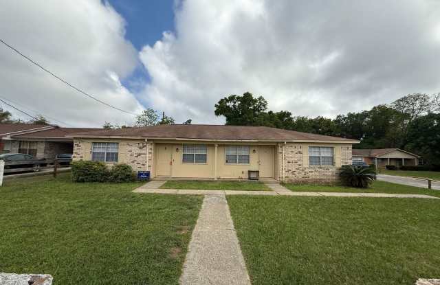 Pensacola - 2 Bedroom, 1 Bathroom - lawn care included