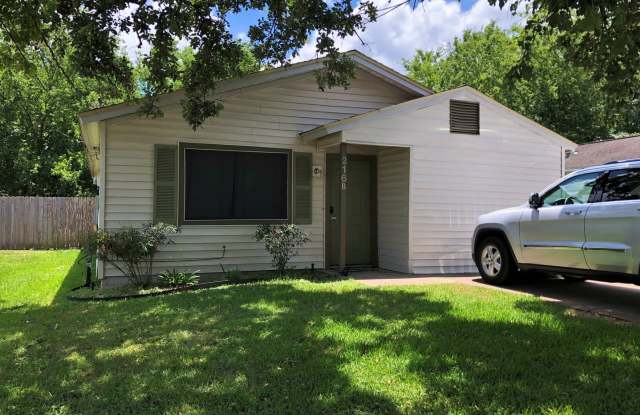 4 Bed House with Fenced Backyard - Lawn Care Paid - 216 Richards Street, College Station, TX 77840