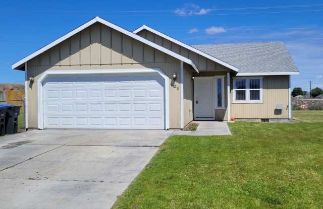 April Rent FREE - Double Car Garage & Fenced Yard