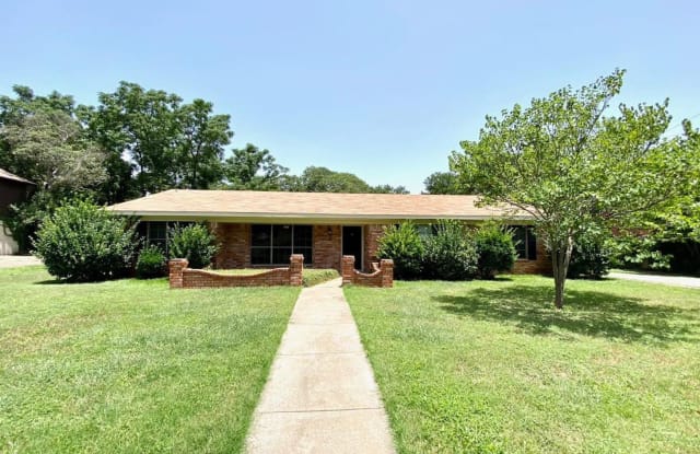 711 Wooded Crest Dr. - 711 Wooded Crest Drive, Woodway, TX 76712