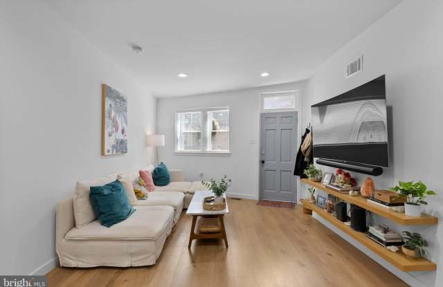 906 E PASSYUNK AVENUE