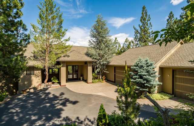 1/2 off first months rent / Large home in gated Awbrey Glen neighborhood