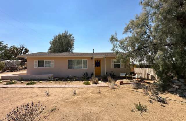 *MOVE IN SPECIAL* $200 off the first full month of rent! Charming 3 bedroom 2 bath in Yucca Valley