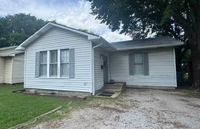 Two Bedroom Centrally Located in Ardmore