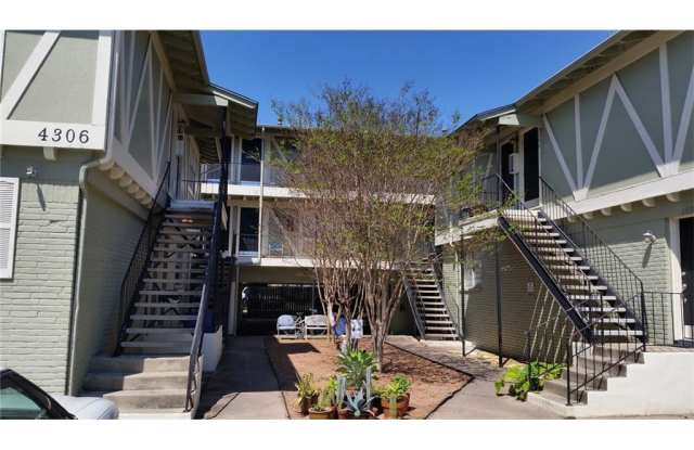 August Prelease : Hyde Park 2 bed/1 bath Condo, New Paint and Updated Bathroom!