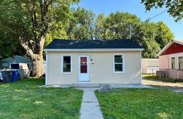 2826 Lyon St - 2826 Lyon Street, Des Moines, IA 50317