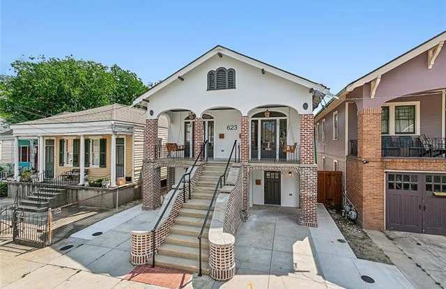 623 SEGUIN Street