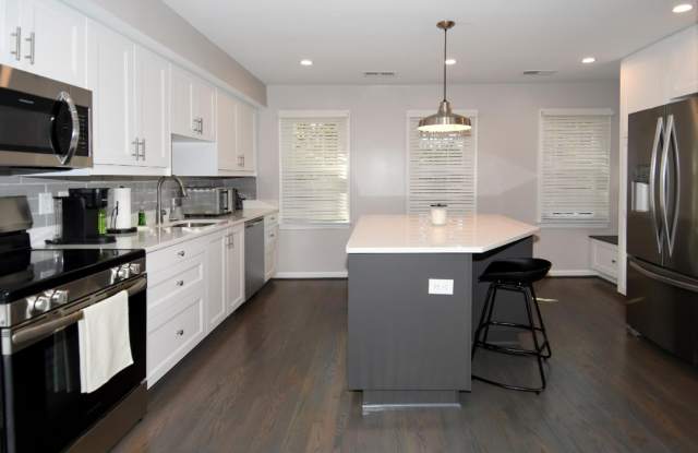 Photo of 4427 1/2 Macarthur Boulevard Northwest