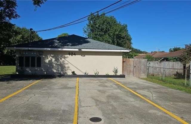 924 DESLONDE Street