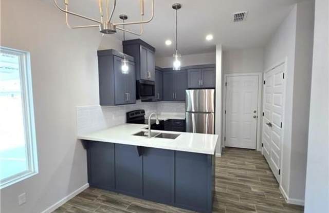 913 N Clarence Avenue