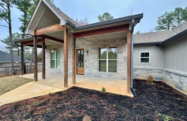 Stunning 3/2/2 on the Outskirts of Lindale!