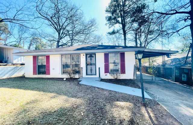 ** 3 bed 1.5 bath located in Chisholm ** Call our self showing number to schedule a tour 334-366-9198