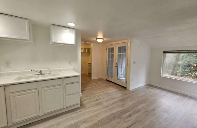 1409 W Railroad Ave Unit B