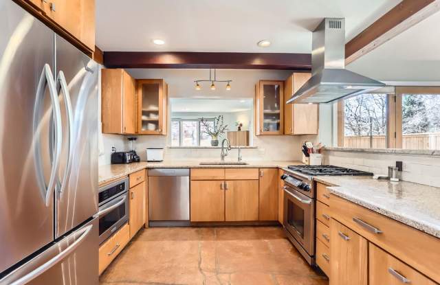 Peaceful 4 BDR Retreat in West Boulder