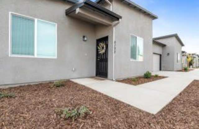 4102 E Kaweah Avenue