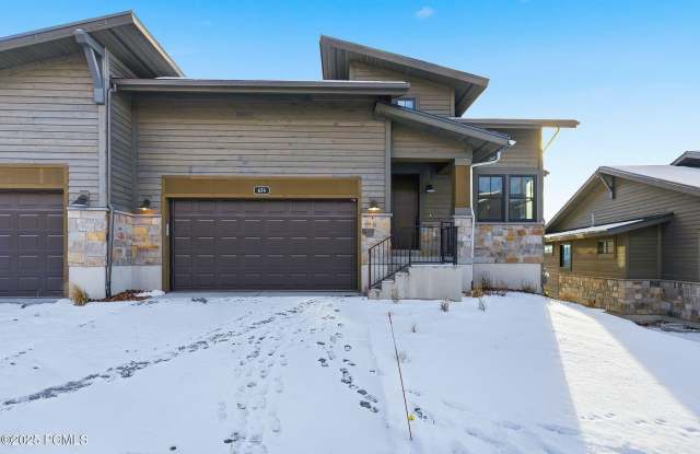 Photo of 674 E Silver Hill Loop