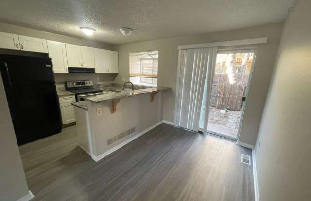 2 Bedroom 2 Bathroom Townhouse Near Quincy and Buckley!!
