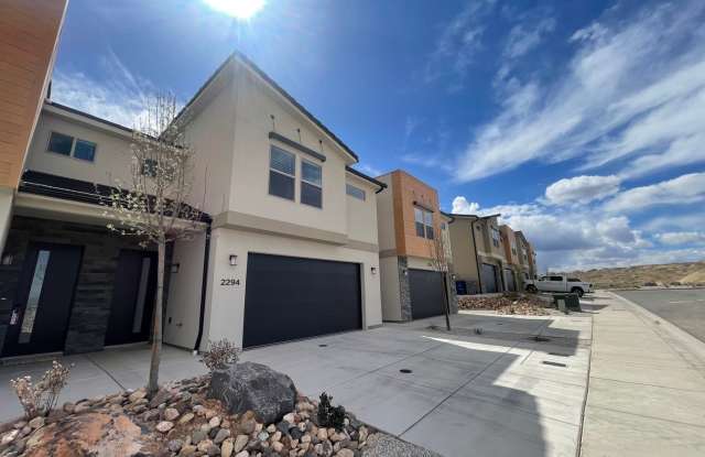 Beautiful Townhome! Washer and dryer included.