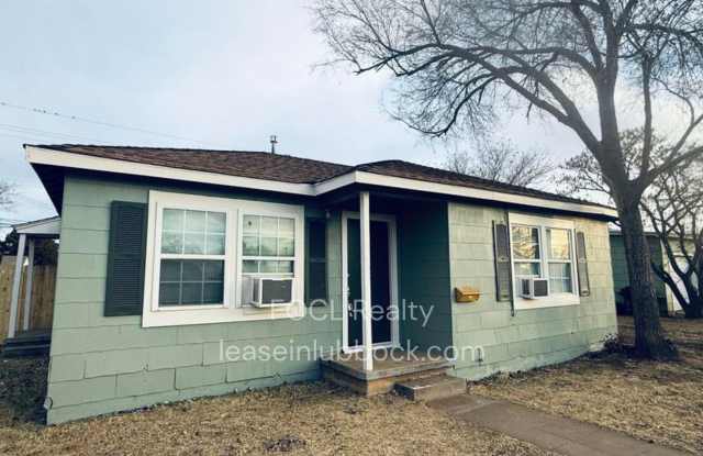 2 bedroom, 1 bath - Large back yard