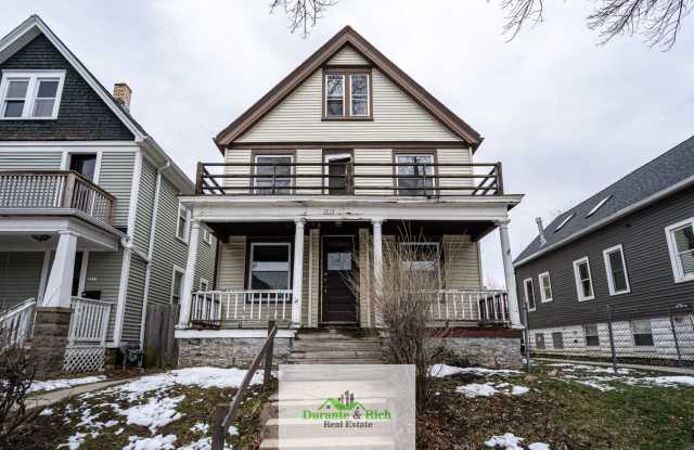 3 Bedroom Lower Duplex Riverwest Neighborhood Available Now! - 3015 North Pierce Street, Milwaukee, WI 53212