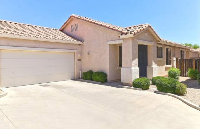 Photo of Lindsay  Warner