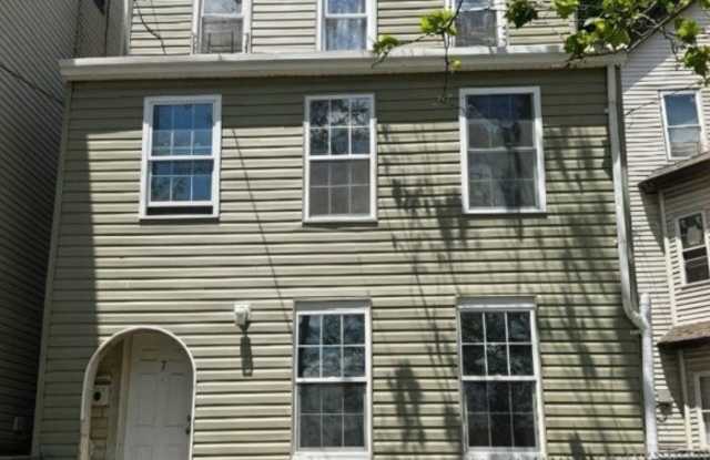 7 Circle Ave