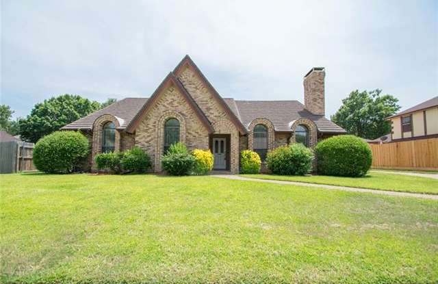 860 Saddlebrook Drive N - 860 Saddlebrook Dr N, Bedford, TX 76021