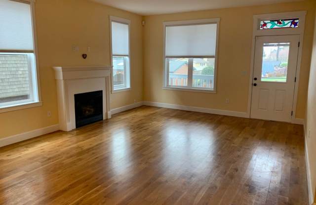 Spacious 3 bedroom Costal Home with Vaulted Ceilings  Soaking Tub