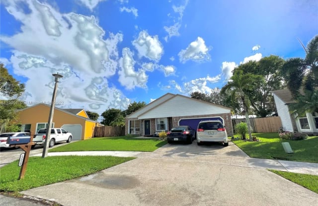 13310 SW 10th Pl - 13310 Southwest 10th Place, Davie, FL 33325